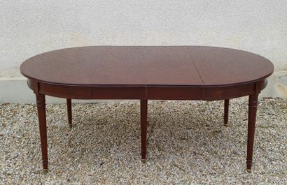Table ovale en acajou et placage d'acajou,...
