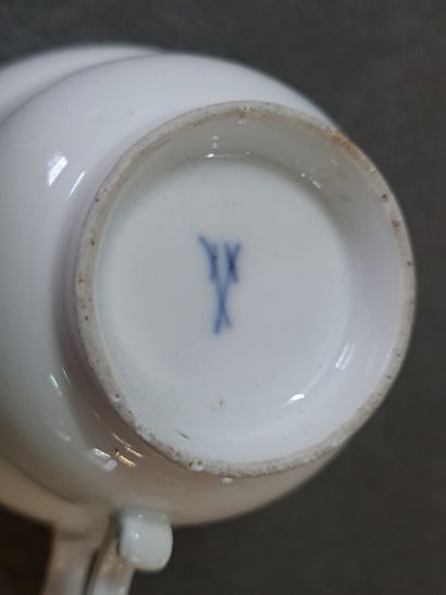 MEISSEN XVIII° siècle.

Deux tasses en porcelaine...
