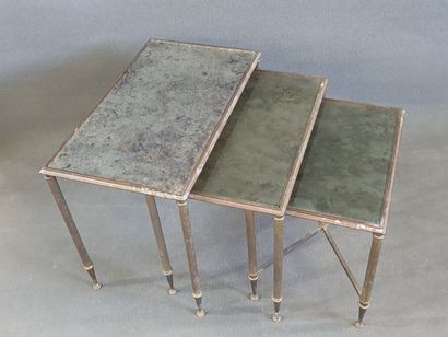 Suite de trois tables basses gigognes, en...