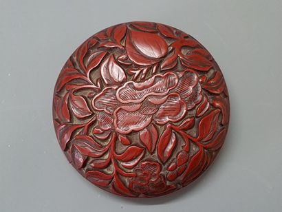 Boite en laque cinabre. 

H. :3 cm. D. :8,5...