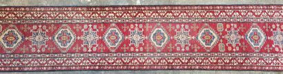 Tapis galerie. 

83 x 405 cm.