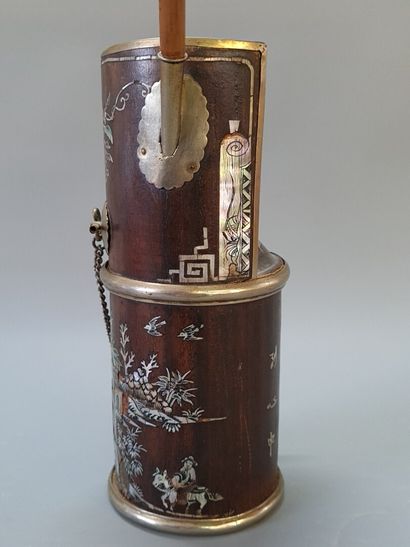 Pipe à opium en bois exotique et incrustations...