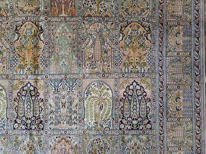 
Tapis indien en coton et soie.

303 x 221...