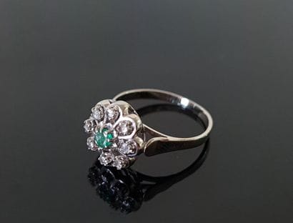 Ring in white gold 750°/ 00 daisy shape,...