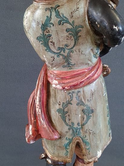 Lampadaire figurant un nubien tenant une...