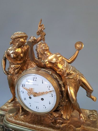 Clock in gilt bronze XX

39 x 33 x 14 cm...
