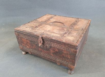 Indian salt box. 

23 x 43 x 38 cm.