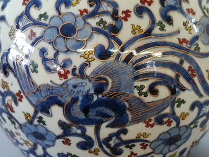 Vase en porcelaine du Japon, à long col....
