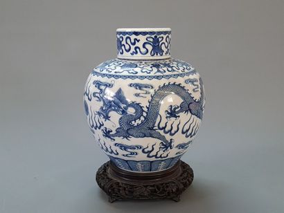 Vase couvert en porcelaine à décor de dragons,...