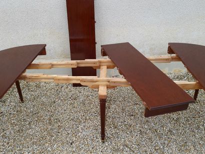 Table ovale en acajou et placage d'acajou,...