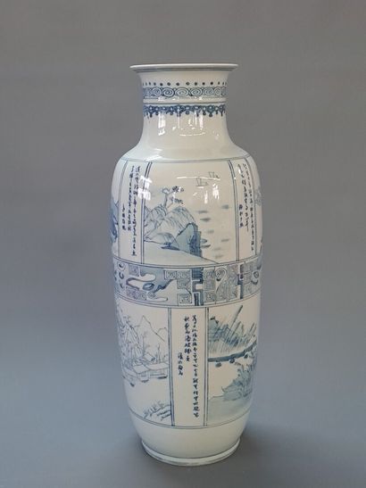 Vase balustre en porcelaine de Chine à décor...