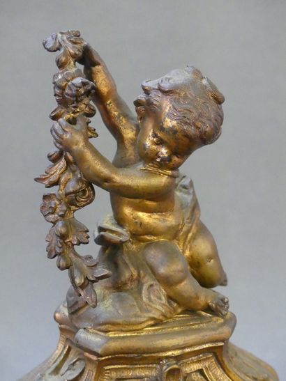Bronze cartel surmounted by a love.

Rocaille...