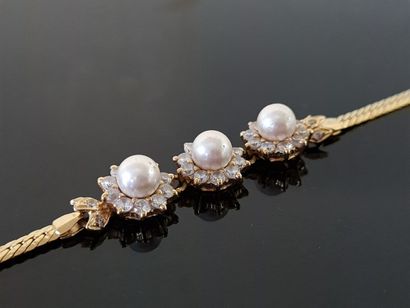 750°/ 00 gold bracelet set with three cultured...