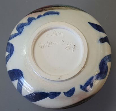 Olivier ROY

Ball vase with abstract decoration....