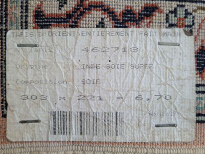 
Tapis indien en coton et soie.

303 x 221...