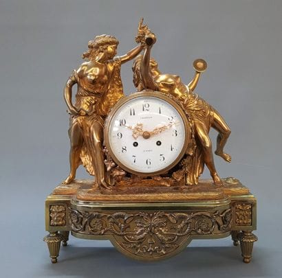 Clock in gilt bronze XX

39 x 33 x 14 cm...