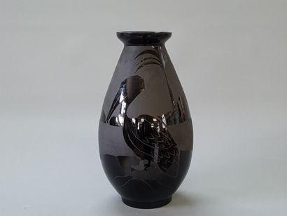 Black glass vase with engraved pelican decoration.

H:...