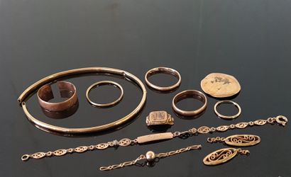 Batch of broken jewellery and gold scrap,...
