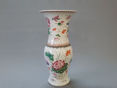 Grand vase balustre en porcelaine à décor...