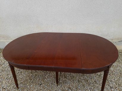 Table ovale en acajou et placage d'acajou,...