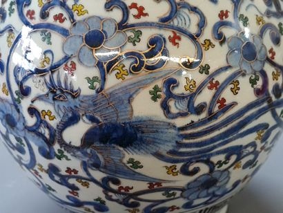 Vase en porcelaine du Japon, à long col....