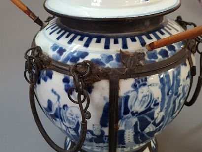 Vase couvert en porcelaine de Chine XVIII°...