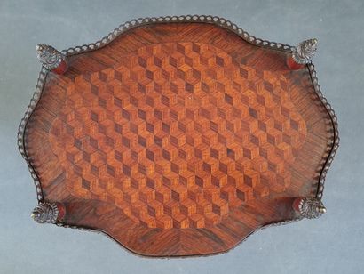 TAHAN Guéridon à trois plateaux marqueterie...