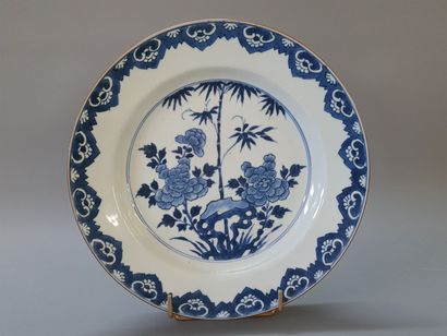 Plat en porcelaine de Chine bleu blanc 

XVIII°...
