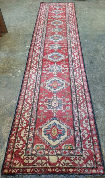 Tapis galerie. 

83 x 405 cm.