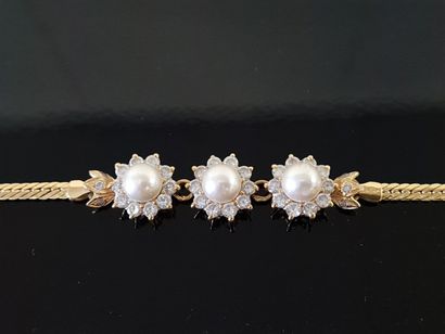 750°/ 00 gold bracelet set with three cultured...