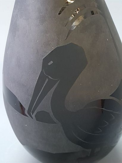 Black glass vase with engraved pelican decoration.

H:...