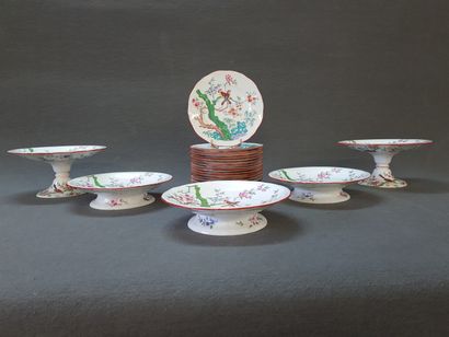 MINTON.

Partie de service de table en porcelaine...