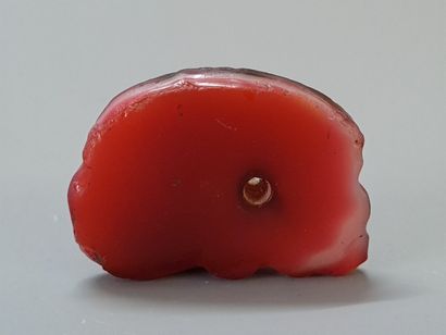 Statuette en verre rouge figurant un animal...