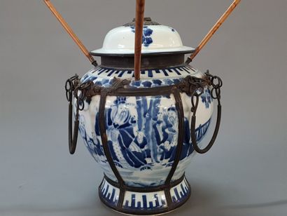 Vase couvert en porcelaine de Chine XVIII°...