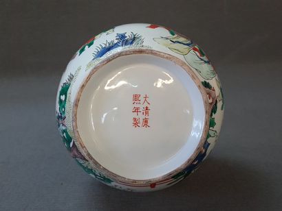 Vase en porcelaine de Chine à émail polychrome.

H:...