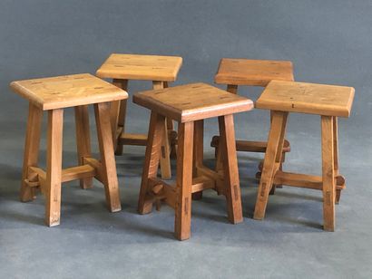 Suite de cinq tabourets en chêne, montage...