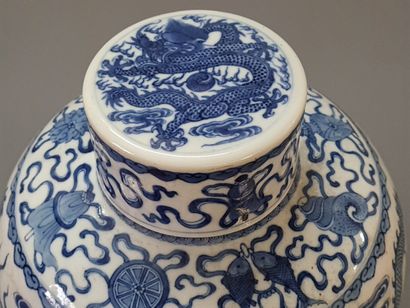 Vase couvert en porcelaine à décor de dragons,...