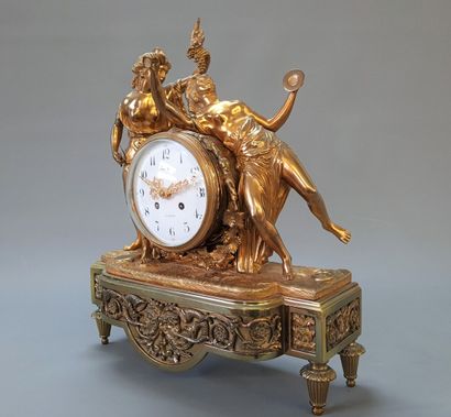 Clock in gilt bronze XX

39 x 33 x 14 cm...