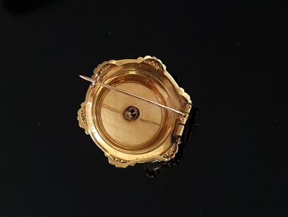 Circular brooch in 750°/ 00 gold, decorated...