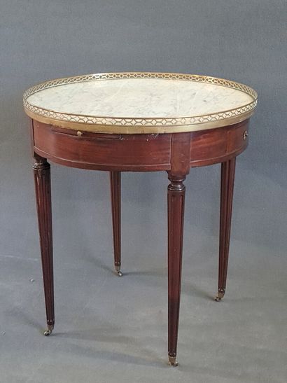Guéridon bouillotte 

H. :75 cm. D. :66 ...
