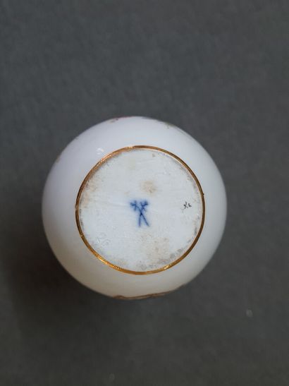 MEISSEN XIX° siècle.

Petit vase à décor...