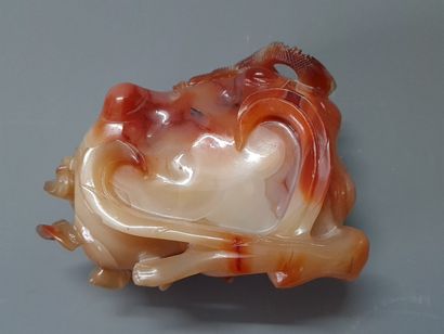 Petit vase en agate sculptée d'un dragon....