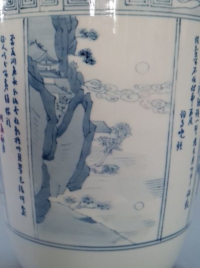 Vase balustre en porcelaine de Chine à décor...