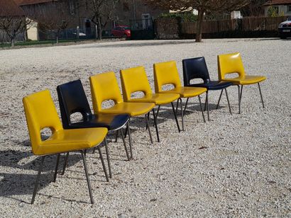 Suite de sept chaises skai, 5 jaunes et 2...