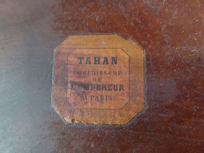 TAHAN Guéridon à trois plateaux marqueterie...