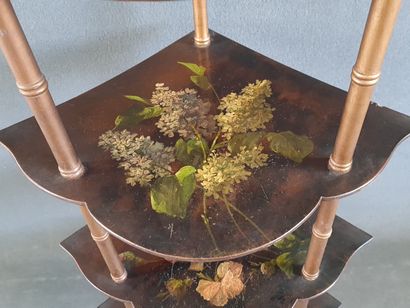 Etagère en encoignure, plateaux peints d'un...