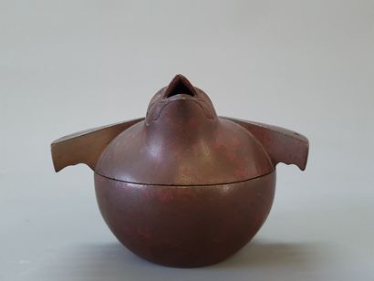 Perfume burner, patinated bronze bird. 

Asia...