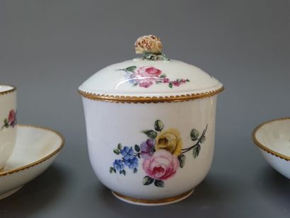SEVRES. XVIII° siècle.

Suite de cinq gobelets...