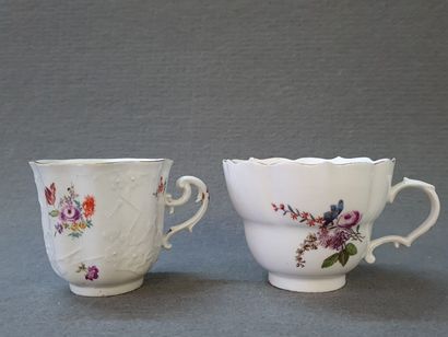 MEISSEN XVIII° siècle.

Deux tasses en porcelaine...