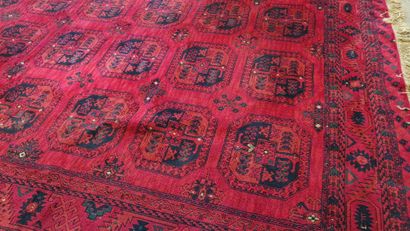 
Tapis en laine rouge

330 x 225 cm. 

u...